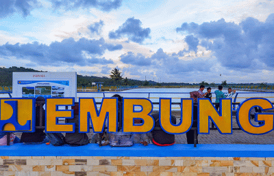 Warga menyaksikan peresmian Embung Sumingkir yang merupakan sumber irigasi lahan pertanian yang memiliki pola tanam padi-padi-palawija di Kabupaten Cilacap.