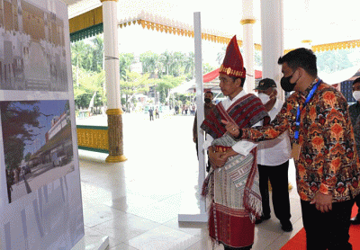 Presiden Joko Widodo secara resmi mencanangkan revitalisasi Lapangan Merdeka di Kota Medan, Sumatra Utara, Kamis (7/7/2022).
