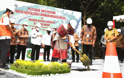 Presiden Joko Widodo secara resmi mencanangkan revitalisasi Lapangan Merdeka di Kota Medan, Sumatra Utara, Kamis (7/7/2022).