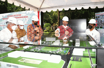 Presiden Joko Widodo secara resmi mencanangkan revitalisasi Lapangan Merdeka di Kota Medan, Sumatra Utara, Kamis (7/7/2022).
