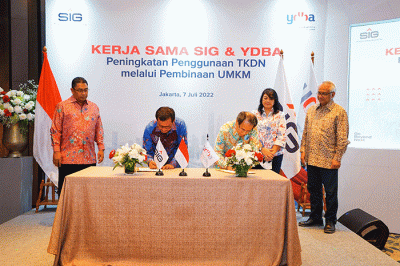Penandatanganan perjanjian kerja sama dalam hal peningkatan penggunaan TKDN melalui pembinaan UMKM, di Jakarta, Kamis (7/7/2022).