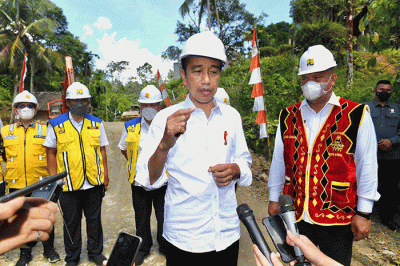 Presiden Joko Widodo meninjau proyek peningkatan struktur jalan Laehuwa-Ombolata-Tumula-Faekhuna’a di Kabupaten Nias Utara, Sumatra Utara, Rabu (6/7/2022).