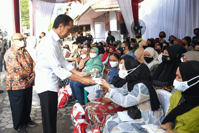 Presiden Jokowi dan Ibu Iriana tiba di Pasar Petisah, Kota Medan, Sumatra Utara, Kamis (7/7/2022).