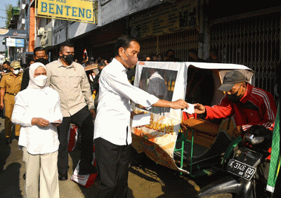 Presiden Jokowi dan Ibu Iriana tiba di Pasar Petisah, Kota Medan, Sumatra Utara, Kamis (7/7/2022).