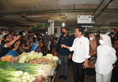 Presiden Jokowi dan Ibu Iriana tiba di Pasar Petisah, Kota Medan, Sumatra Utara, Kamis (7/7/2022).