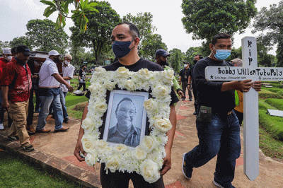 Keluarga dan kerabat menaruh karangan bunga saat prosesi pemakaman Musisi Legendaris Bob Tutupoly di Tempat Pemakaman Umum (TPU) Tanah Kusir, Jakarta Selatan.