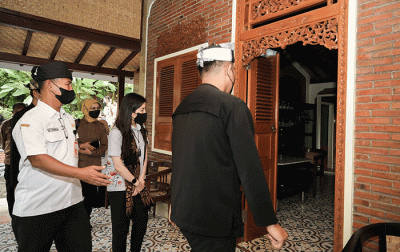 Wamenparekraf Angela Tanoesoedibjo yang juga Wakil Ketua Umum Partai Perindo Bidang Ekonomi Digital & Kreatif dalam kunjungan kerja ke Banyuwangi.