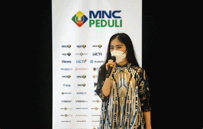Ketua MNC Peduli Jessica Tanoesoedibjo (tengah) menyerahkan donasi hewan kurban kepada perwakilan Masjid Bimantara dan Raudhatul Jannah.