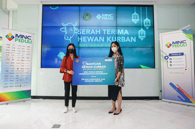 Ketua MNC Peduli Jessica Tanoesoedibjo (kanan) menyerahkan donasi hewan kurban sapi secara simbolis kepada Wamenparekraf Angela Tanoesoedibjo.