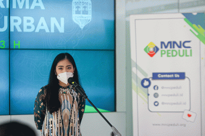 Ketua MNC Peduli Jessica Tanoesoedibjo (kanan) menyerahkan donasi hewan kurban sapi secara simbolis kepada Wamenparekraf Angela Tanoesoedibjo.