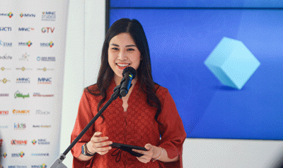 Ketua MNC Peduli Jessica Tanoesoedibjo (kanan) menyerahkan donasi hewan kurban sapi secara simbolis kepada Wamenparekraf Angela Tanoesoedibjo.