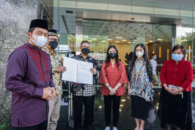 Ketua MNC Peduli Jessica Tanoesoedibjo (kanan) menyerahkan donasi hewan kurban sapi secara simbolis kepada Wamenparekraf Angela Tanoesoedibjo.