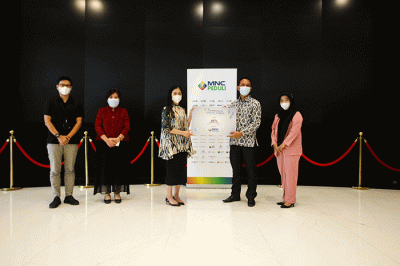 Ketua MNC Peduli Jessica Tanoesoedibjo (tengah) saat menerima donasi hewan kurban secara simbolis dari sejumlah Mitra Kerja dan Unit Usaha.