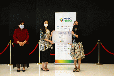 Ketua MNC Peduli Jessica Tanoesoedibjo (tengah) saat menerima donasi hewan kurban secara simbolis dari sejumlah Mitra Kerja dan Unit Usaha.
