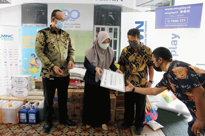 Direktur utama PT MNC Sky Vision Tbk Hari Susanto memberikan bantuan secara simbolis kepada salah satu pengurus Rumah Piatu Muslimin.