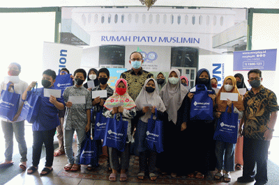 Direktur utama PT MNC Sky Vision Tbk Hari Susanto memberikan bantuan secara simbolis kepada salah satu pengurus Rumah Piatu Muslimin.
