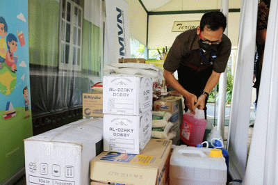 Direktur utama PT MNC Sky Vision Tbk Hari Susanto memberikan bantuan secara simbolis kepada salah satu pengurus Rumah Piatu Muslimin.