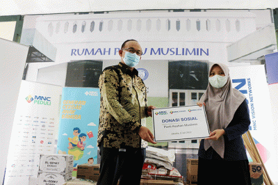 Direktur utama PT MNC Sky Vision Tbk Hari Susanto memberikan bantuan secara simbolis kepada salah satu pengurus Rumah Piatu Muslimin.