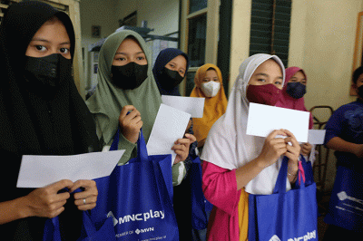 Direktur utama PT MNC Sky Vision Tbk Hari Susanto memberikan bantuan secara simbolis kepada salah satu pengurus Rumah Piatu Muslimin.