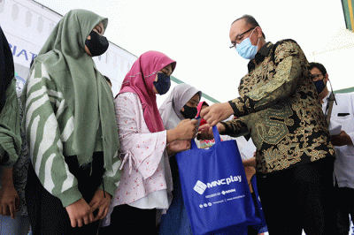 Direktur utama PT MNC Sky Vision Tbk Hari Susanto memberikan bantuan secara simbolis kepada salah satu pengurus Rumah Piatu Muslimin.