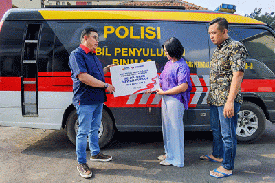 Direktur Utama MNC Finance Gabriel Mahjuddin (kiri) menyerahkan secara simbolis hewan kurban kepada perwakilan Polres Metro Jakarta Barat.