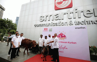 Penyerahan hewan kurban kepada DKM Masjid Jami Assuhaimiah & Masjid Tarihuniyyah di Jakarta, Jumat (8/7/2022).