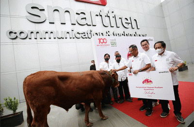 Penyerahan hewan kurban kepada DKM Masjid Jami Assuhaimiah & Masjid Tarihuniyyah di Jakarta, Jumat (8/7/2022).