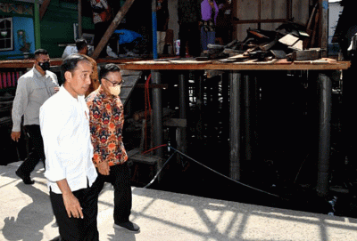 Presiden Joko Widodo meninjau penataan kawasan dan rumah layak huni di Kecamatan Medan Belawan, Kota Medan, Kamis (7/7/2022).