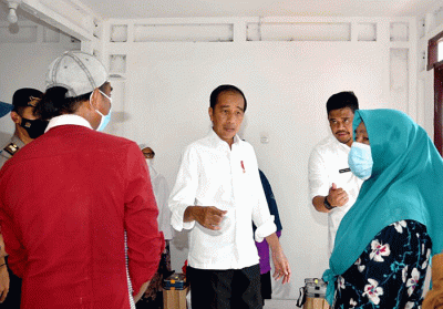 Presiden Joko Widodo meninjau penataan kawasan dan rumah layak huni di Kecamatan Medan Belawan, Kota Medan, Kamis (7/7/2022).