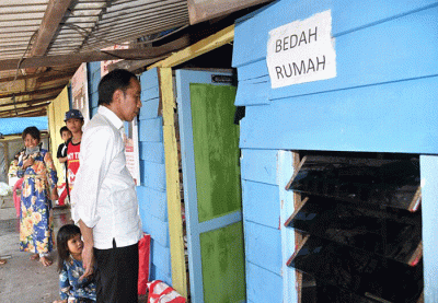 Presiden Joko Widodo meninjau penataan kawasan dan rumah layak huni di Kecamatan Medan Belawan, Kota Medan, Kamis (7/7/2022).