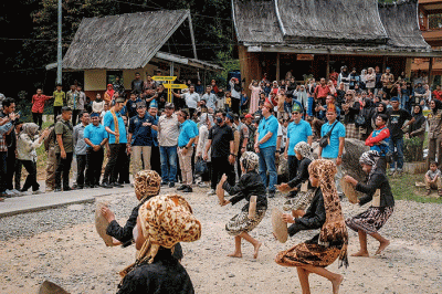 Menparekraf Sandiaga Uno mengunjungi goa yang menjadi saksi sejarah pada masa penjajahan Belanda dan Jepang di Desa Wisata Silokek.