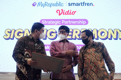 Penandatanganan kerja sama kolaborasi strategis di Kantor Smartfren, Jakarta, Kamis (7/7/2022).