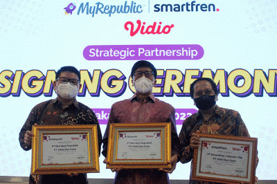 Penandatanganan kerja sama kolaborasi strategis di Kantor Smartfren, Jakarta, Kamis (7/7/2022).
