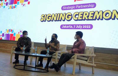 Penandatanganan kerja sama kolaborasi strategis di Kantor Smartfren, Jakarta, Kamis (7/7/2022).