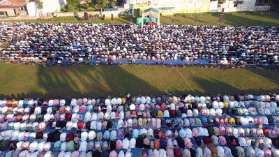Foto udara warga saat melaksanakan Salat Idul Adha di lapangan Sepak Bola PSP Sawangan di Depok, Jawa Barat, Sabtu (9/7/2022).