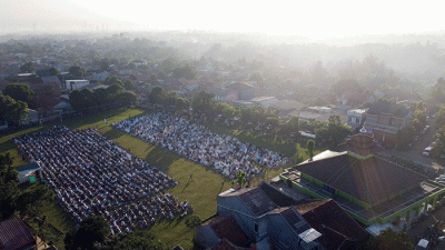 Foto udara warga saat melaksanakan Salat Idul Adha di lapangan Sepak Bola PSP Sawangan di Depok, Jawa Barat, Sabtu (9/7/2022).