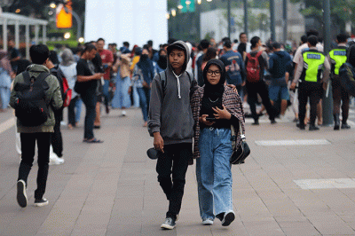 Sejumlah remaja berpose di area sekitar Taman Stasiun Dukuh Atas, Sudirman, Jakarta Pusat, Sabtu (9/7/2022).