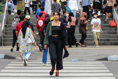 Sejumlah remaja berpose di area sekitar Taman Stasiun Dukuh Atas, Sudirman, Jakarta Pusat, Sabtu (9/7/2022).
