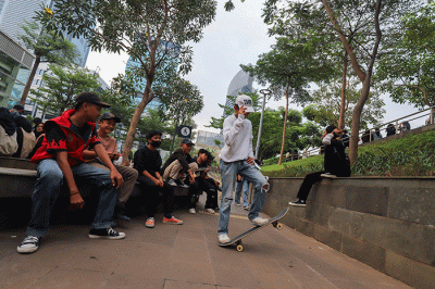 Sejumlah remaja berpose di area sekitar Taman Stasiun Dukuh Atas, Sudirman, Jakarta Pusat, Sabtu (9/7/2022).