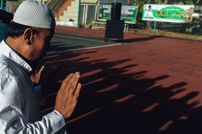 Ratusan jamaah mengikuti pelaksanaan salat Idul Adha 1443 H di Lapangan Tenis Pemkot Palembang, Sabtu (9/7/2022).