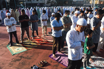Ratusan jamaah mengikuti pelaksanaan salat Idul Adha 1443 H di Lapangan Tenis Pemkot Palembang, Sabtu (9/7/2022).