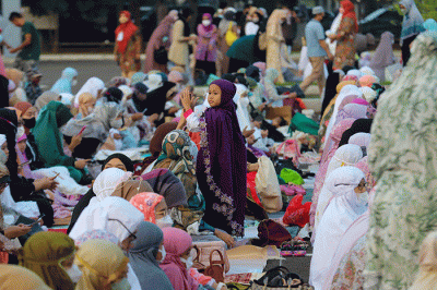 Ratusan jamaah Muhammadiyah melaksanakan ibadah Salat Idul Adha di halaman parkir Jakarta International Equastrian Park (JIEP), Pulomas, Jakarta Timur.