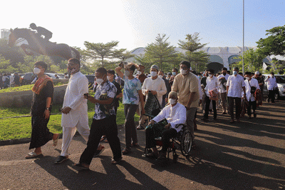 Ratusan jamaah Muhammadiyah melaksanakan ibadah Salat Idul Adha di halaman parkir Jakarta International Equastrian Park (JIEP), Pulomas, Jakarta Timur.