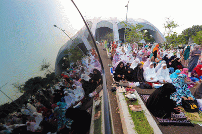 Ratusan jamaah Muhammadiyah melaksanakan ibadah Salat Idul Adha di halaman parkir Jakarta International Equastrian Park (JIEP), Pulomas, Jakarta Timur.