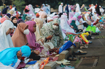 Ratusan jamaah Muhammadiyah melaksanakan ibadah Salat Idul Adha di halaman parkir Jakarta International Equastrian Park (JIEP), Pulomas, Jakarta Timur.