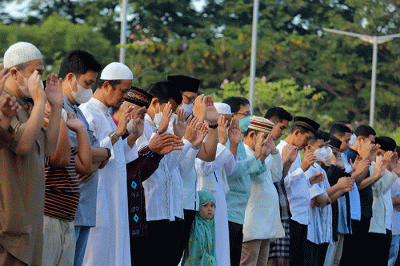 Ratusan jamaah Muhammadiyah melaksanakan ibadah Salat Idul Adha di halaman parkir Jakarta International Equastrian Park (JIEP), Pulomas, Jakarta Timur.