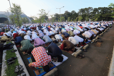 Ratusan jamaah Muhammadiyah melaksanakan ibadah Salat Idul Adha di halaman parkir Jakarta International Equastrian Park (JIEP), Pulomas, Jakarta Timur.
