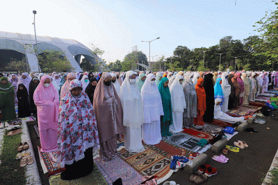 Ratusan jamaah Muhammadiyah melaksanakan ibadah Salat Idul Adha di halaman parkir Jakarta International Equastrian Park (JIEP), Pulomas, Jakarta Timur.