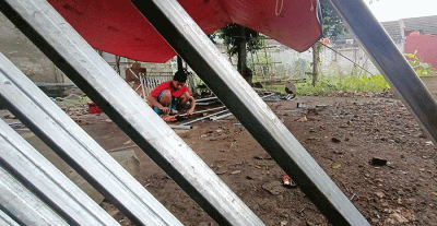 Pekerja menyelesaikan pembuatan pagar besi di Bengkel Cipta Mandiri Las kawasan Pedurenan, Kota Bekasi, Jawa Barat, Sabtu (9/7/2022).