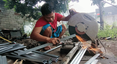 Pekerja menyelesaikan pembuatan pagar besi di Bengkel Cipta Mandiri Las kawasan Pedurenan, Kota Bekasi, Jawa Barat, Sabtu (9/7/2022).